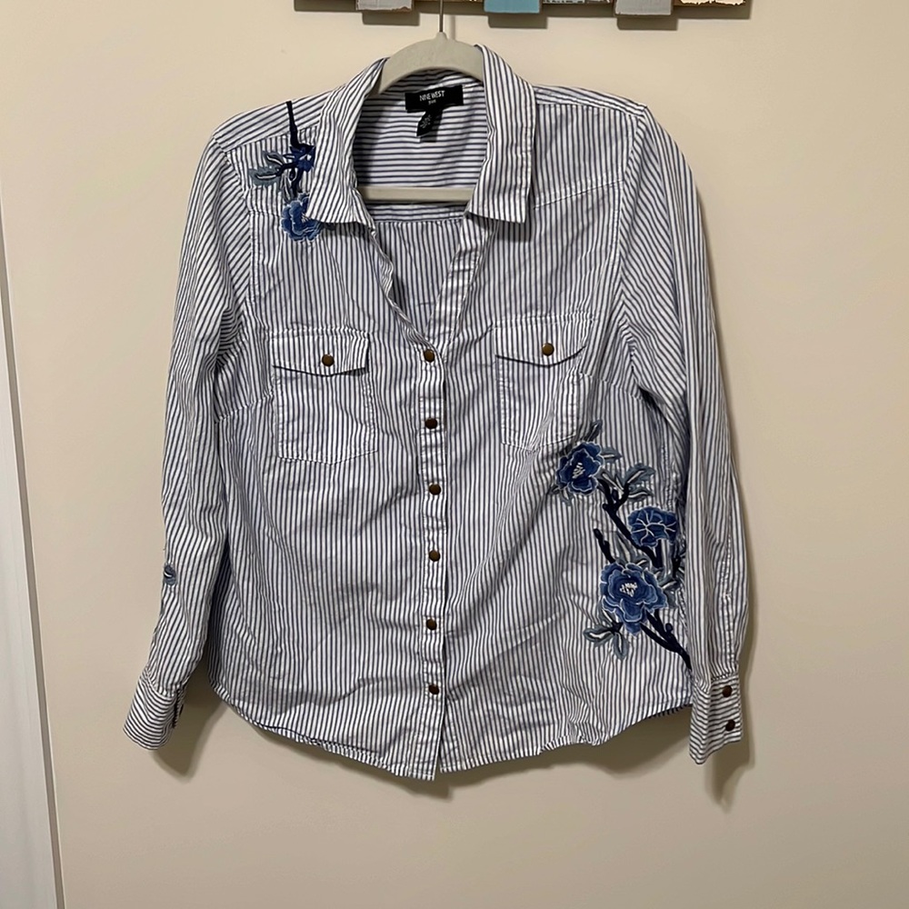 Nine West Women’s Blue Pin Striped Blouse with Embroidered Flowers / Size L